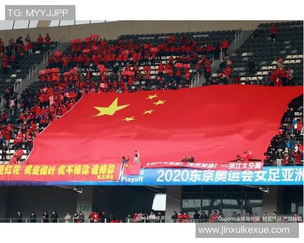 球迷齐声高唱国歌全场共鸣激昂震撼人心画面深刻留存